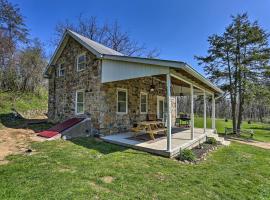 Idyllic Hellertown Cottage with Patio and Fire Pit!、ベスレヘムのホテル