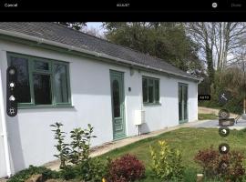 Sycamore Bungalow, hotel with parking in Perranwell