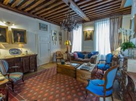 Room in Guest room - This 10th Century home sits in an extraordinary setting in the center of Orleans, отель в Орлеане