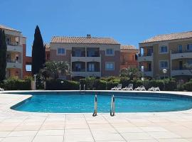 Vacance location mer piscine var sud terrasse, hotel in Les Issambres