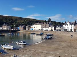 Stonehaven ground floor home with a spectacular harbour view.、ストーンヘブンのホテル