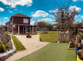 Albergue Vintecatro, hotel with pools in Caldas de Reis