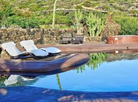 Penna Villa Sleeps 4 with Pool and Air Con, hotel en Scauri