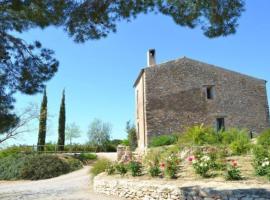 Villa in Valls Sleeps 9 with Pool, hotel din Valls