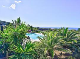 Villa in Penna Sleeps 6 with Pool and Air Con, hotel en Scauri