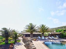 Villa in Penna Sleeps 4 with Pool and Air Con, hotel en Scauri