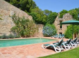 Villa in Valls Sleeps 10 includes Swimming pool, hotel din Valls