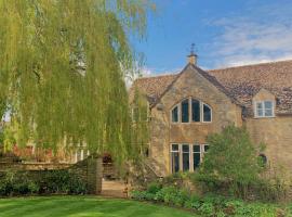 Rose Barn Cotswolds with Hot Tub, sumarhús í Langford