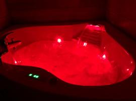 Studio cocooning Spa, lit XXL, cour extérieure, khách sạn spa ở Le Puy