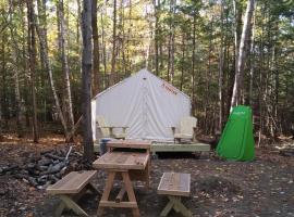 Tentrr Signature Site - Deerwander Camp B, hotel v destinácii North Waterboro