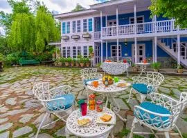 StayVista at Violet Hill with Bonfire, Gazebo & Hill View