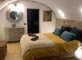 la villageoise, chambre troglodyte pitoresque au cœur du village, holiday rental in Rognes