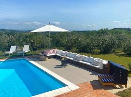 Villa Casa Collina Castelfalfi with amazing salt waterpool & AIRCO & VIP service, hotel dengan kolam renang di Castelfalfi
