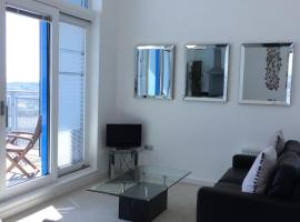 Sky View Apartment with Terrace, apartment in Bedford