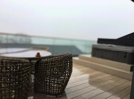5 Luxury Lodge with beautiful views of the Taf Estuary，卡馬森的山林小屋