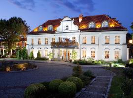 Pałac Czarny Las (50 km od Katowic), cheap hotel in Woźniki