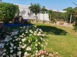 Finca Las Dunas con dos Chalets con jacuzzis en primera linea de playa uno de 4 dormitorios y otro de 2 dormitorios, hotel em Rota