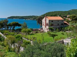 Rooms at Castle from XVI century Zamagna, Mali Zaton bay، فندق في زاتون