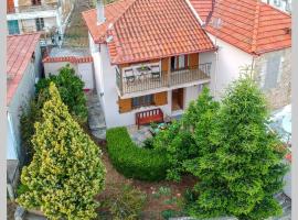 Small House with Garden & View, hotel em Promírion
