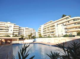 T2 climatisé à 5 minutes à pied de la plage avec parking, piscine et wifi، فندق في فريجوس