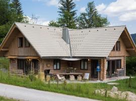 Holiday Home- Mountain Lodge Gorjuše Pokljuka Bohinj、Koprivnik v Bohinjuのシャレー