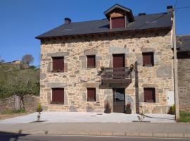 APARTAMENTOS TURISTICOS LAS CANDELAS, hótel í Puebla de Sanabria