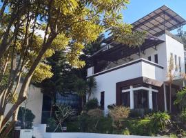 Villa Alessa Puncak, hotell i Puncak