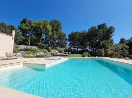 Cosy en Provence - Piscine chauffée, hotell i Pernes-les-Fontaines