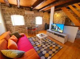 Casa Leonarda, rustic Istrian stone house, nature, peace and hilltop views, near Motovun