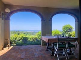 Podere Morena with sea view, private terrace by ToscanaTour Greg, apartmán v destinaci Guardistallo