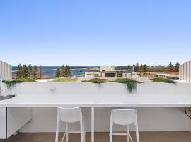 Luxury 5-floor Unit with Ocean Views near Beach, hotel in Caloundra