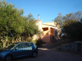 Casa Vacanza Costa Rossa vista mare、トリニタ・ダグルトゥの別荘