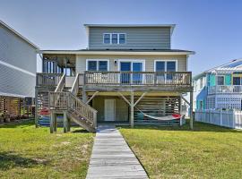 OBX Getaway with Boat Dock on Colington Harbour, casa vacanze a Kill Devil Hills