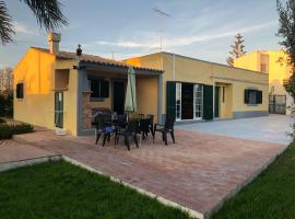 Three Bedroom Villa with pool near Olhao, hotel in Moncarapacho