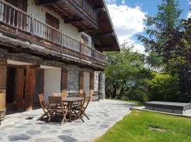 Paisible chalet montagne avec option jacuzzi، فندق عائلي في Séez