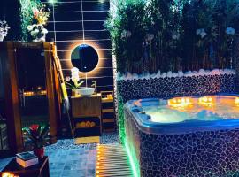 Jungle Vibes - Jacuzzi - Sauna, hotel near Marolles-en-Brie Golf Course, Yerres