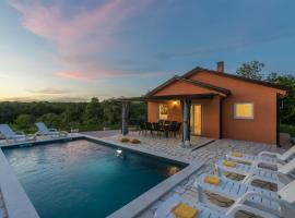 Villa Pendolina with Private Pool, hotel v Bujah