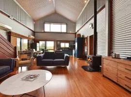 Kelman Cottage with pool and beautiful native wildlife