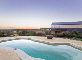 Kelman Cottage with pool and beautiful native wildlife, hotel med pool i Belford