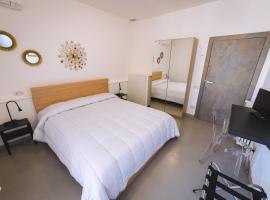LOCANDA Roma sleep & food – hotel w mieście Donoratico