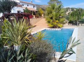 5 bedrooms villa with private pool jacuzzi and wifi at Priego de Cordoba, готель з парковкою у місті Прієго-де-Кордова