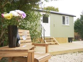 Wolstonbury Getaway, cabin in Hassocks