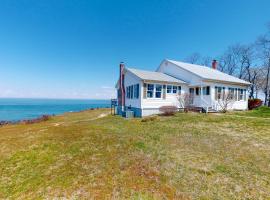 North Fork Waterfront Gem, holiday home in East Marion