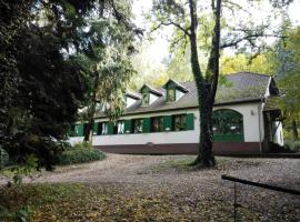 Fehérkőlápa Turistaház Panzió, tapak glamping di Lillafüred