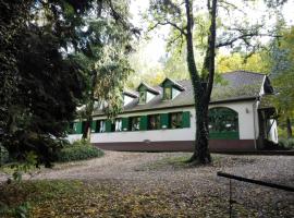 Fehérkőlápa Turistaház Panzió, hostel in Lillafüred