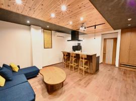 Manabi-stay Takayama SAKURA 提携駐車場利用可 古い町並みまで徒歩1分 最大9名宿泊可能な一等地で人工温泉を楽しむ, cottage in Takayama
