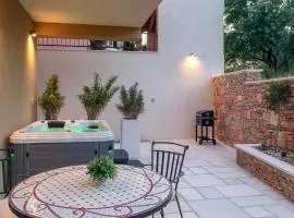 TEONA Luxury Studio Apartment with jacuzzi and garden view