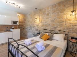 TEONA Luxury Studio Apartment with jacuzzi and garden view, hotelli kohteessa Sali