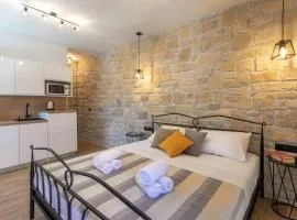 TEONA Luxury Studio Apartment with jacuzzi and garden view