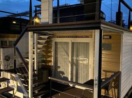 Floating House Blue Moon, hôtel à Portorož